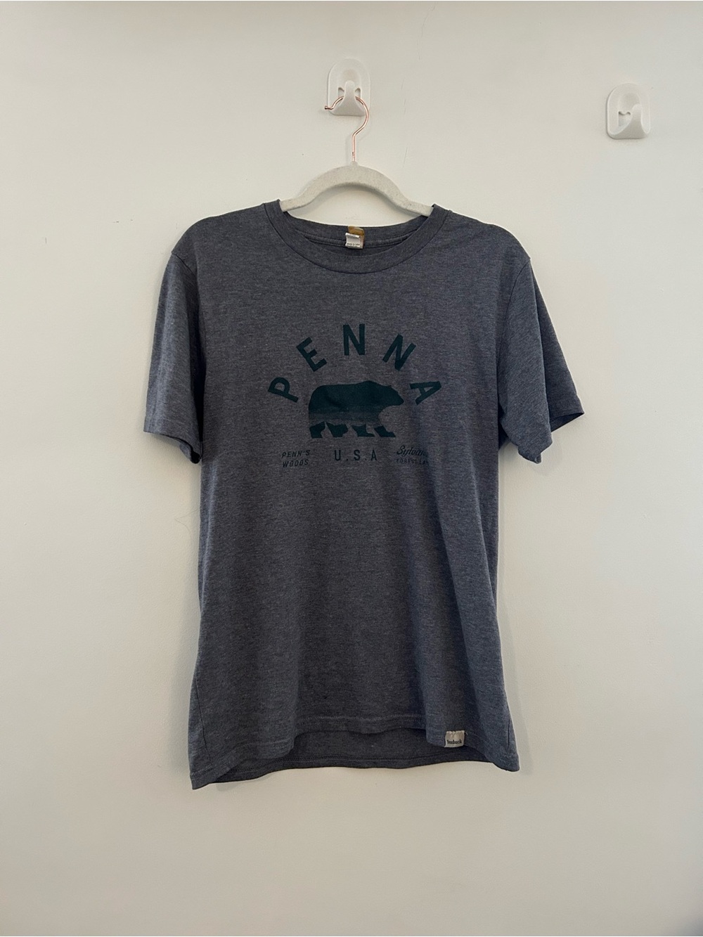 Foxduck Penna Bear Graphic Short Sleeve Tee - Men's Gray Size Medium Pre Loved